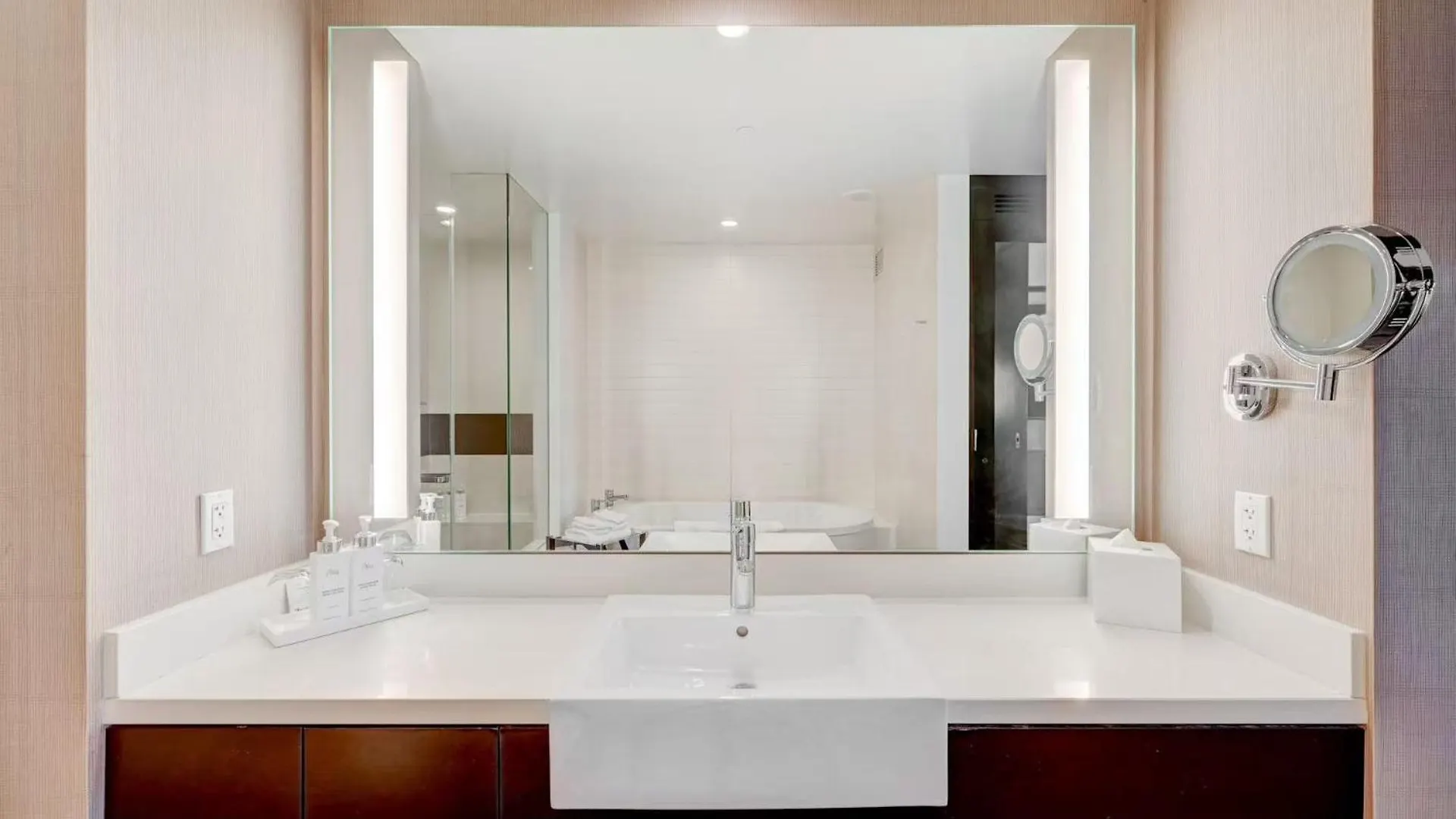 Luxurious Vdara High Rise Room, City Skyline Views, King Bed, Free Valet, Smoke-Free Las Vegas 0*,  USA