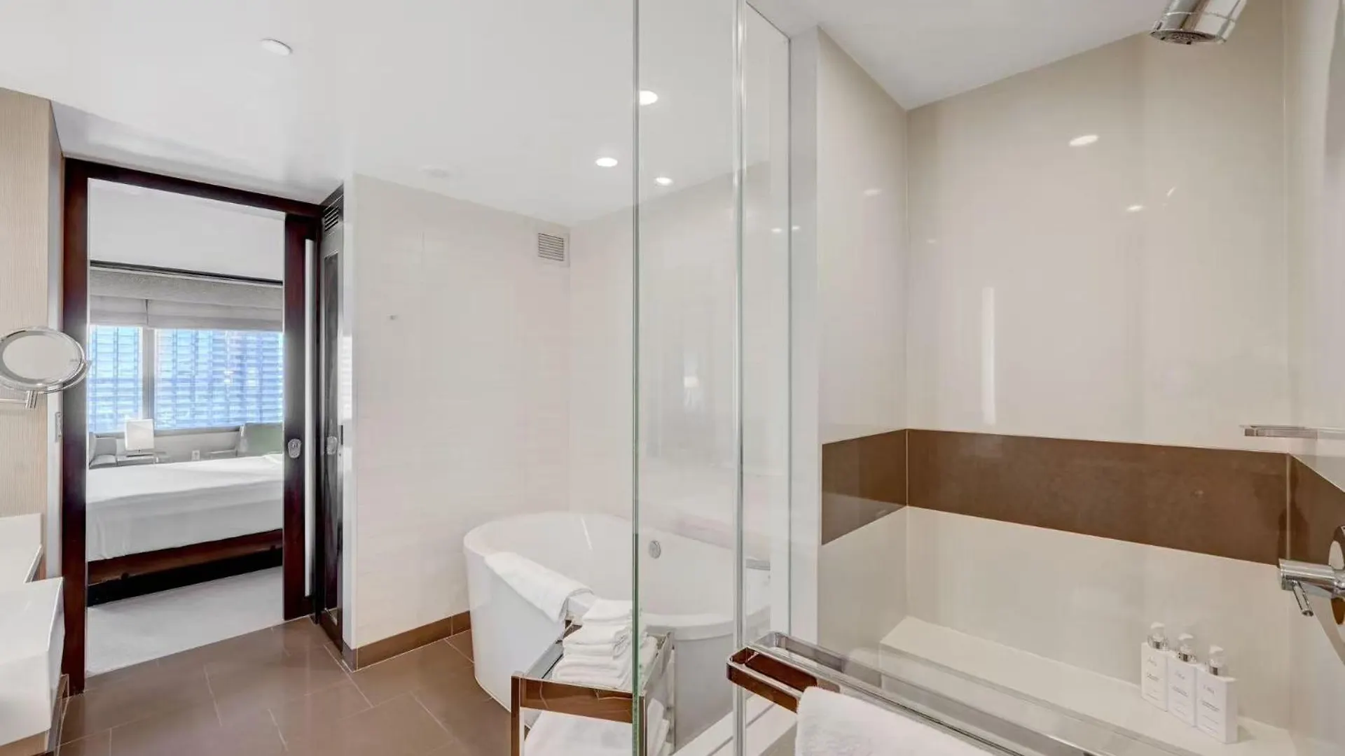 Hotel Luxurious Vdara High Rise Room, City Skyline Views, King Bed, Free Valet, Smoke-Free Las Vegas USA